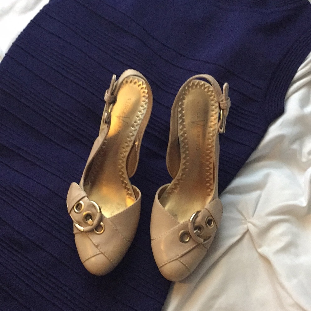 Vince Camuto 4” Heels Gold Buckles Sz 7